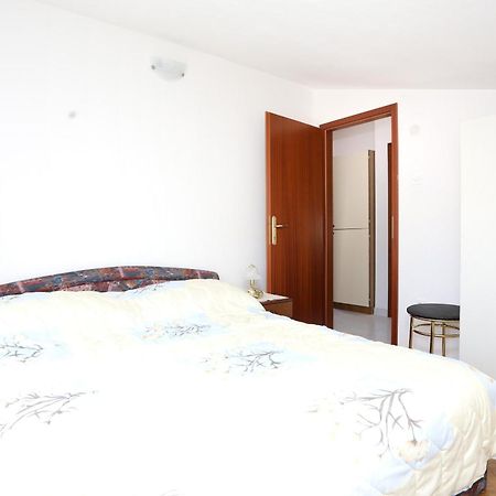 Family Friendly Seaside Apartments Razanj, Rogoznica - 10373 الغرفة الصورة